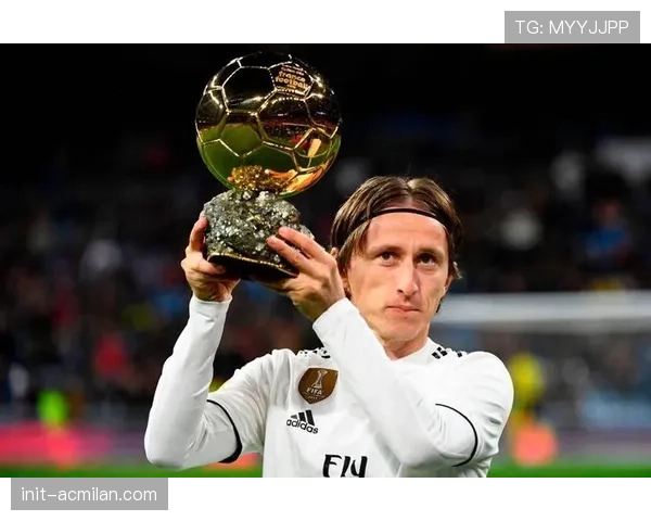 特写：时隔三年重返欧冠赛场，皇马老将莫德里奇替补登场接受掌声